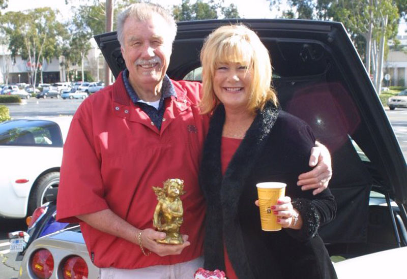 003__Ron_&_Annette_hand_out_goodies[1]