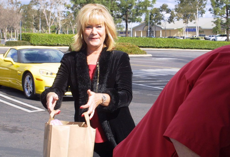 013_Annette_collects_the_trash[1]