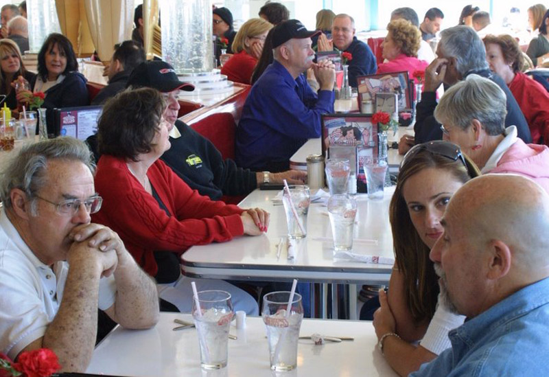 031_Lunch_is_served[1]